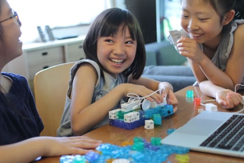 ブロックで自由制作。自然と笑みがこぼれます。