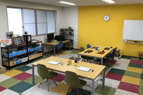 教室というより遊び場のような空間でものづくりに取り組みます