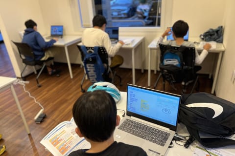 【プライマリーコース】楽しくプログラミングに親しむ、入門コース。低学年でも自ら学習を進めやすい、独自教材を使っています（成城学園前教室。近隣の別会場を使用する場合があります。以下同様）