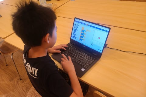 しっかりと集中してプログラミングを学びます