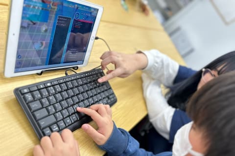キーボードを使った本格的なコーディングも学べます。 気分はすっかりゲームクリエイター！！英語にとても近い文法なのでいつのまにか英語も覚えられます！