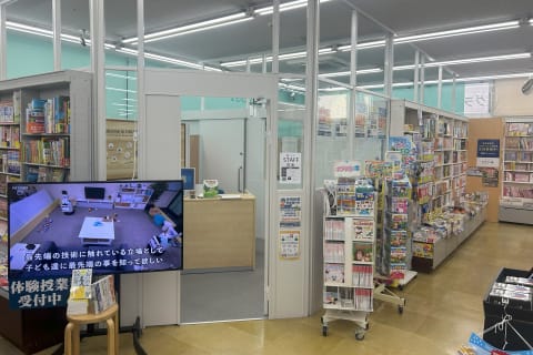 書店児童書コーナーに隣接して教室が御座います。