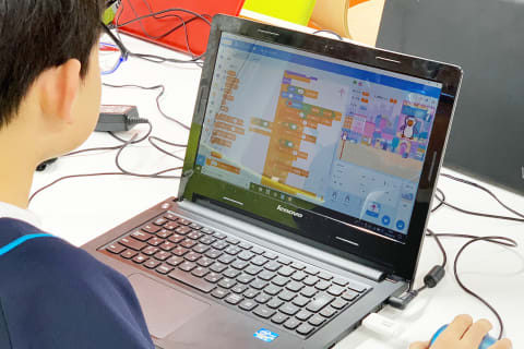 プログラミングブロックを組み合わせてゲームを作成