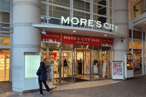 京浜急行横須賀中央駅西口改札を出てすぐ。