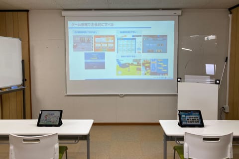 教室①の風景です。広々と大きなプロジェクターを使用しています！