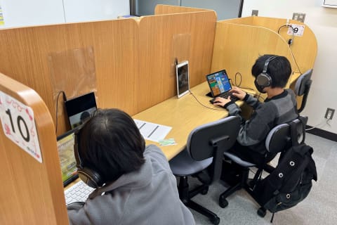 タブレットにてコーチと話ながらレッスンを行います。