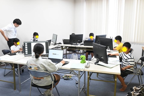 デュアルモニター環境を整えておりますので、より効率よく学習を進めていただけます。