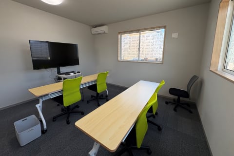 プログラミングHALLOの教室です。本格的なプログラミングをオンラインで楽しく学習することができます。