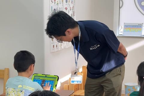 HALLOでの学習は教材にそって一人一人のペースで進んでいきます。