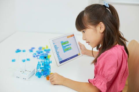 ブロックを使うビジュアルプログラミングだから楽しく学べる