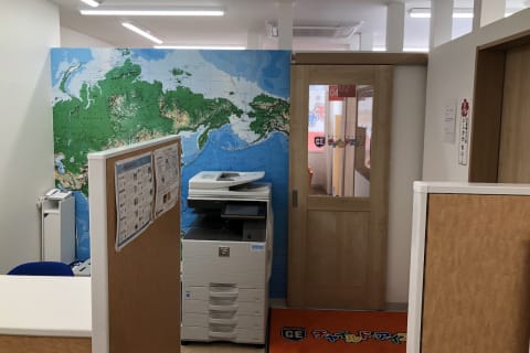 入り口カウンター周りです。この奥が授業部屋です。