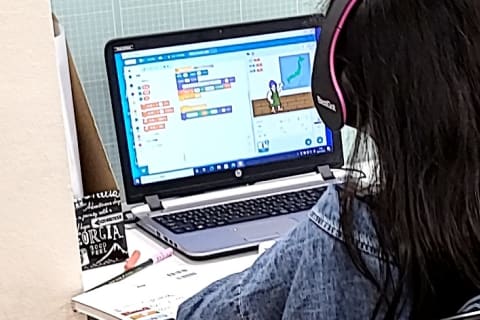 スクラッチを使って、プログラミングに挑戦中！