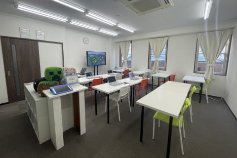 入り口から見た教室です！中級コースの中高生男子でもゆったり座れる大きな机でレッスンしていただけます！