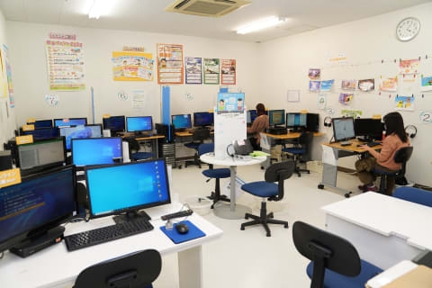 姉妹教室「パソコン市民講座」では、タイピングやパソコンスキルも習得できます。