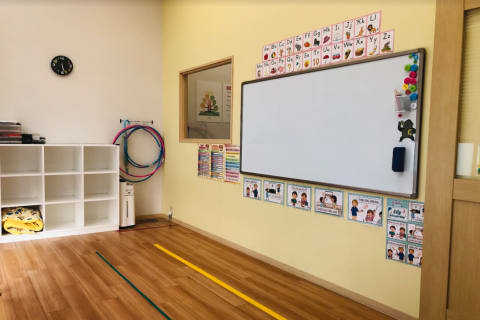 モニターや机をセッティングしてクラス運営をしています