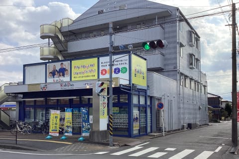 交差点すぐそば、あざやかな黄色い看板が目印です★
