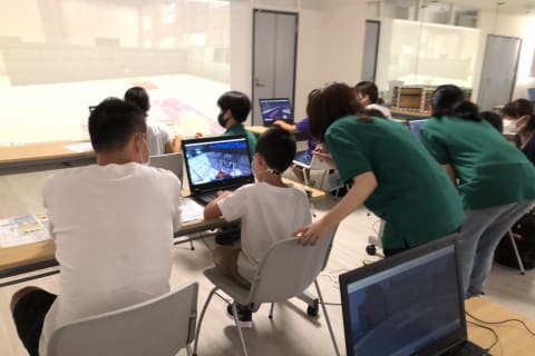 体験会の様子。先生もきちんと付いて教えてくれるよ