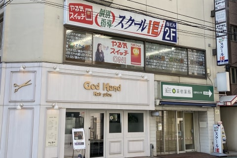 美容院の２Ｆになります。隣にセブンイレブンさんがございます。