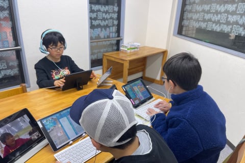 オンラインでレッスン中！それぞれの課題に取り組んでいます。