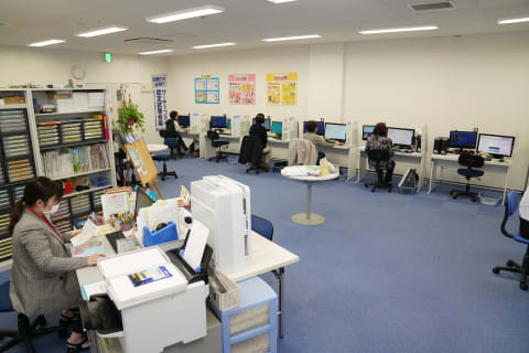 映像＆講師のサポートでマイペースに学べます。