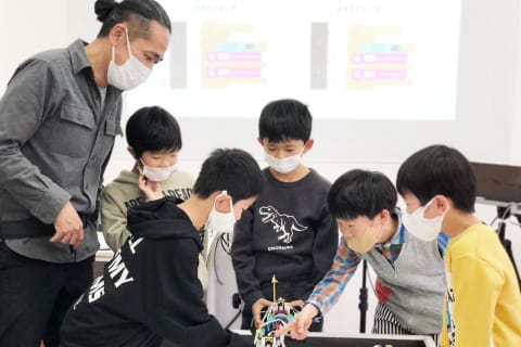 陽光差す明るい雰囲気の教室です