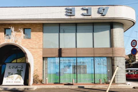 ヨコタ社屋の大パネルから、生徒作品の一部を放映しています。是非ご覧ください。