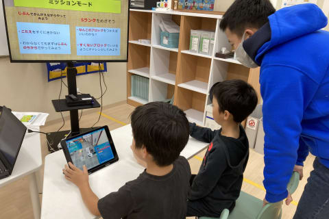 普段のレッスンの様子。つまずく様子があれば、コーチがヒントを出してくれます！