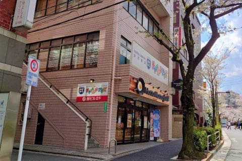 1階は「ほっともっと」さんです。左側の階段からお越しくださいませ。