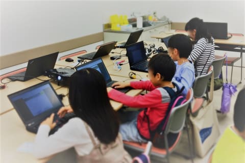 月に1回、みんなで楽しく制作します。