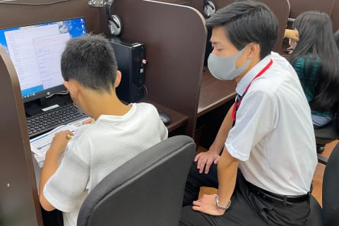 授業の様子です。生徒の様子を見守りながら、つまづいているときは講師がヒントを。子どもが自分で解決策を見出す力を、育てています（南大沢教室）