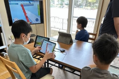 授業の様子です♬学年関係なく一緒にプログラミングを学べ 生徒同士の学び合いの場にもなっています！