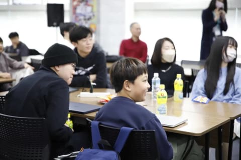 N Code Labo天王寺教室には小学生から高校生までさまざまな年代のお子様が通っていて、生徒同士の仲がいいのも特徴です