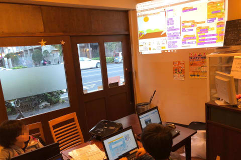 小学生が開発中のスクラッチ作品を他の生徒にプレゼン（説明）している様子