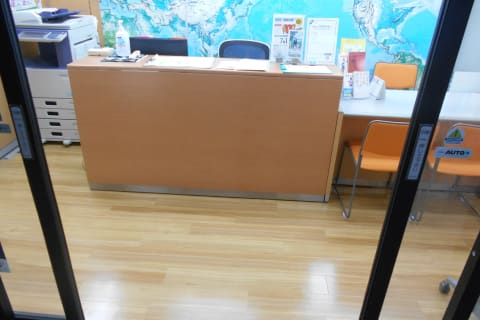 靴のままお入りください。自動ドアを開けてお入りください。