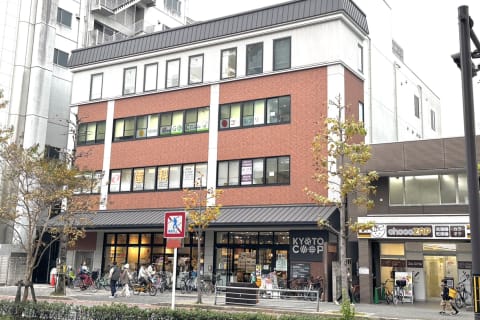 スーパーの上が教室です。駅からも近く利便性に優れ、安心してお子様を預けられます。