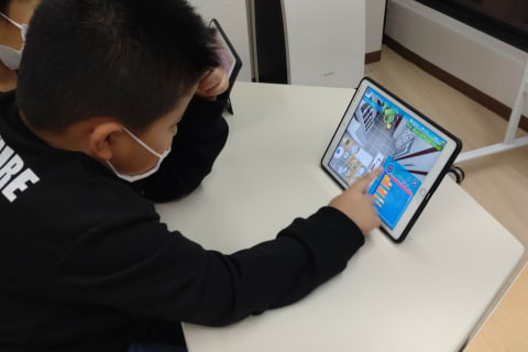 ipadを使ってプログラミングを行います