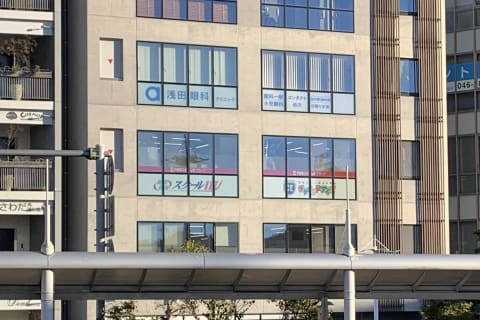 JR逗子駅改札を4て左手にきれいな5階建てビルがあります。