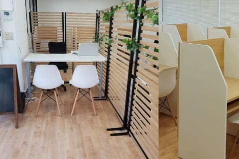 木目を基調にした落ち着いた空間です。リラックスして学習できます。