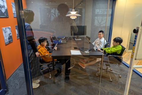 同じ学校の同級生同士がプログラムのスコアを競い合っています。