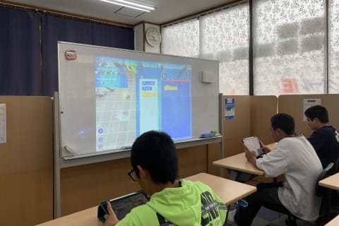 タブレットを使用。ゲーム感覚で本格的なプログラミングの基礎知識から学べるので、初心者でもタッチパネルで簡単に学ぶことができます！