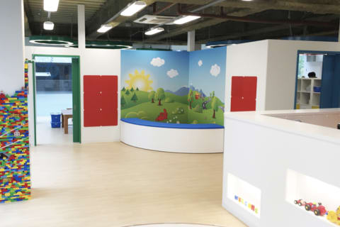 広くて明るい待合室。下のお子様と一緒に来校も安心！