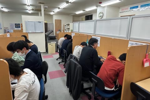 隣では個別授業をやっていますが、仕切られているので集中できます。