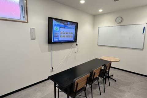 実際の教室の写真です。ホワイトボードや大画面のディスプレイを使って授業を行っています！発表会では作ったをディスプレイに映し出してお友達とコーチにプレゼンテーションをして頂きます。