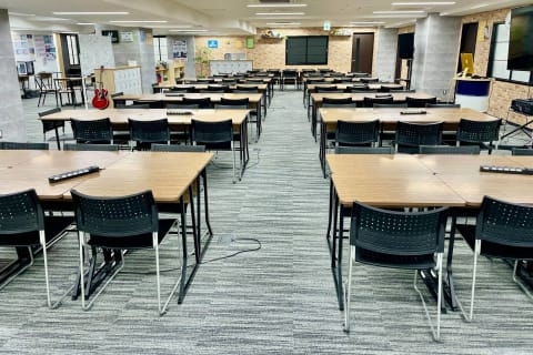 普段はN高のキャンパスとして利用しているフロアにあり、広々とした教室でレッスンが受けられます！