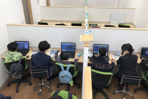 個別指導塾も兼ねているので、ブース形式。困ったらすぐに先生に質問できる！