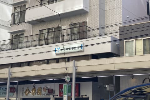 丸の内線後楽園駅から徒歩6分、都営三田線春日駅から徒歩5分ほどにあります。