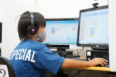 マウス操作やパソコン基礎も習得できます。