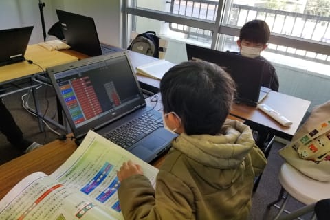 課題に取り組む授業風景