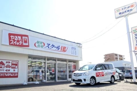 文化通り（安高通り）とコスモス通りの交差点に位置します。