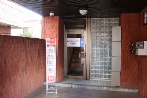 こちらの階段から２階に上がってください